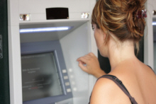 Geldautomaten zeigen ab sofort Gebühr für das Bargeld abheben an